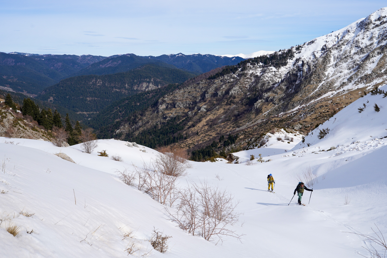 Grande pente au dessus du vallon, tzoumerka — vallée de matsouki, lors d’une itinérance à ski en Grèce.